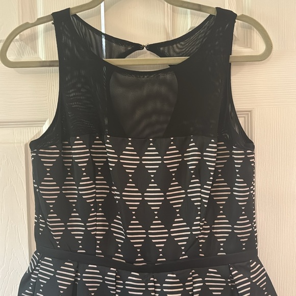 Just Taylor black and white mini dress. Size 8. Good used condition. - Picture 5 of 5